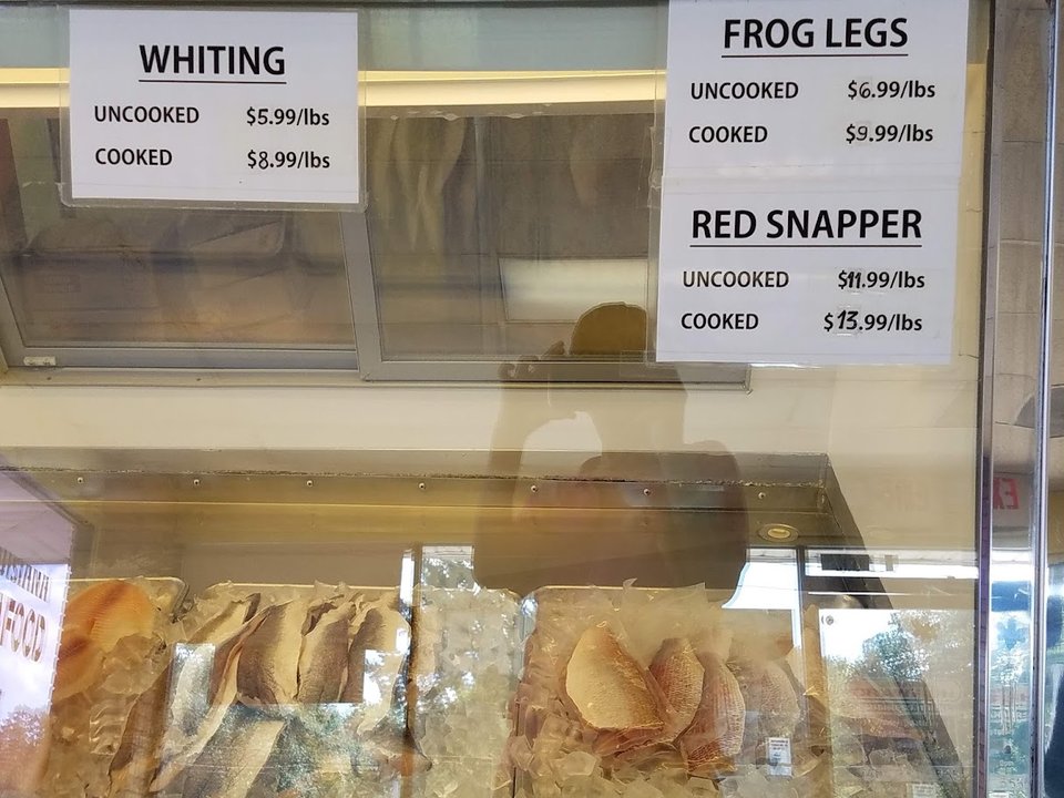 Crisp seafood meal in a dine-in setting.